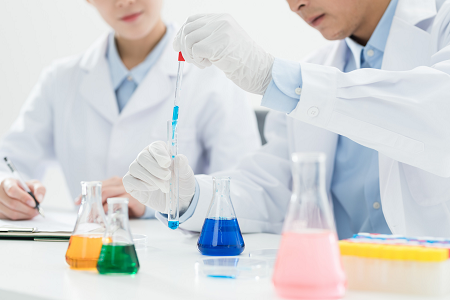 نقدم لكم مجموعة أدوات الاختبار السريع لمستضد SARS-CoV-2 / FLU A وB / RSV